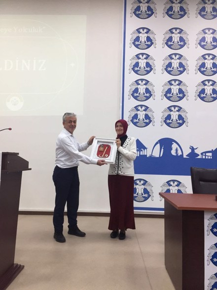 "Sahneden Secdeye Yolculuk" konulu konferans gerçekleştirildi.